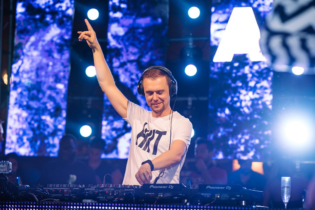 avbstuff's tweet photo. Tw AvB: RT @SLSSouthBeach: This Is What It Feels Like when @arminvanbuuren takes over #slsmmw2018! 🔥🎧 #slssouthbeach #worldofsbe #miamimusicweek https://t.co/A3Tse4j5ut
