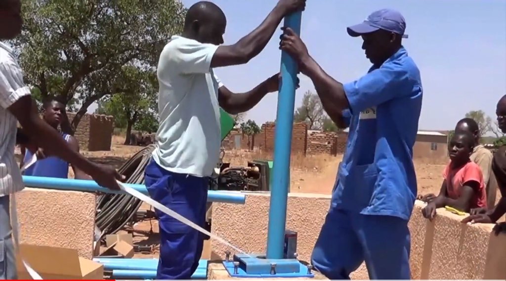 #WorldWaterDay Installation  BluePump.com for our sponsor BlueWonder.nl in a #FairWaterBlueZone in #Burkina for 100% affordable #CleanWater #WASH for 500+ people &amp; livestock, 100% transparent <a href="/BBCAfrica/">BBC News Africa</a> <a href="/CNNAfrica/">CNN Africa</a> <a href="/WorldBankWater/">World Bank Water</a>   youtu.be/lzzFn03488I