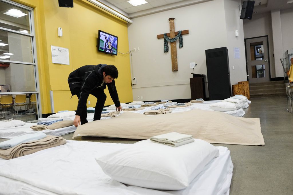 ugm's tweet photo. An Extreme Weather Alert is in effect tonight, and we'll have more than 90 spaces open to keep our guests warm, dry, and safe. Thank you for making this possible! #endhomelessness #endpoverty #homeless #yvrstorm https://t.co/rXfoGvGTXU