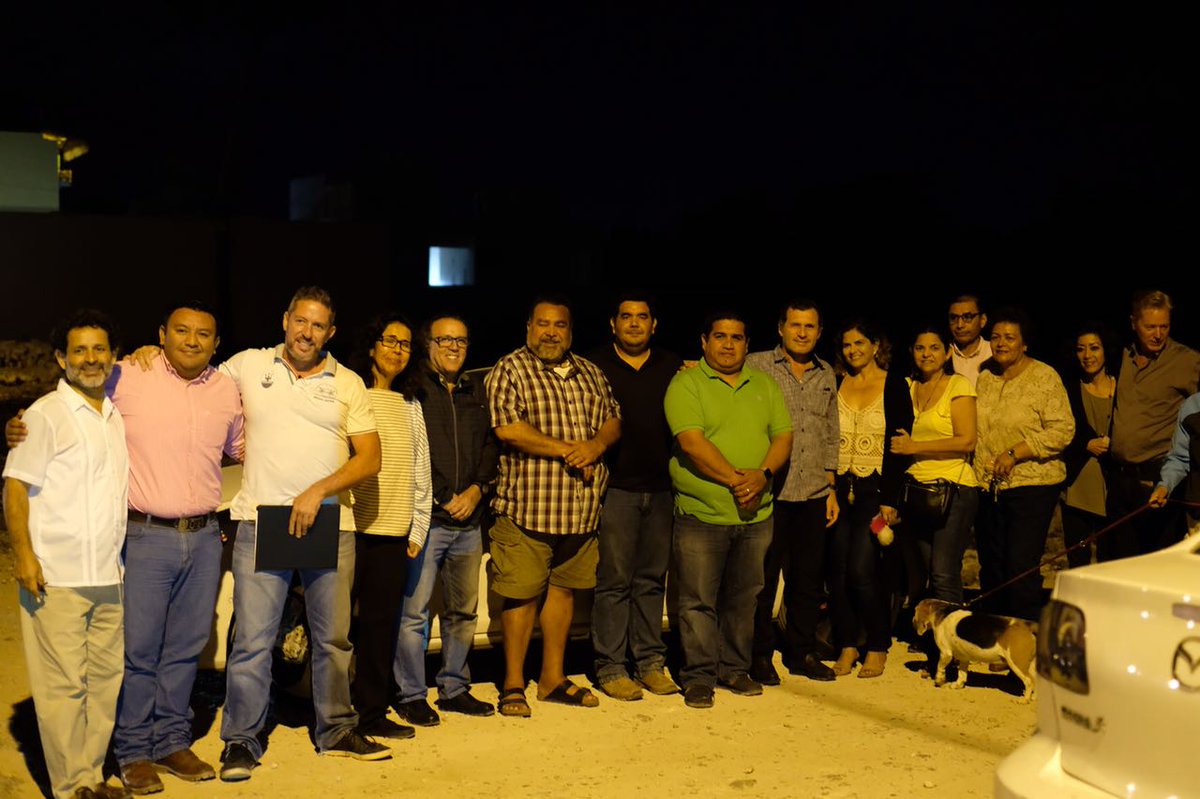 RogerEspinosaR's tweet photo. Trabajando  coordinadamente con vecinos de Colegios Caribe AC, mejorando servicios para los vecinos @rembertoestrada #NoPararemos https://t.co/3dwnTiftJ4