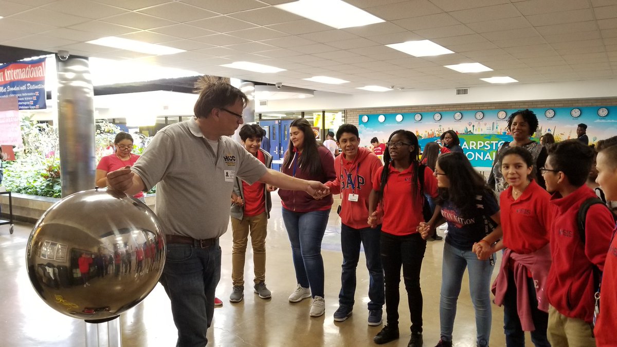 adamslaoshi's tweet photo. STEM night! @SISMagnet https://t.co/h8gdTz2G58