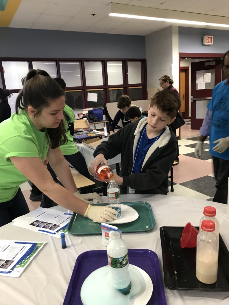 mansfieldSTEM's tweet photo. MHS Service Corps helping parents and Ss with hands on science #HornetsChat #mansfieldstem https://t.co/zLw1rG302e