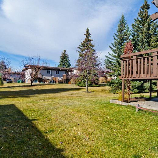 mtnpark's tweet photo. The spacious dining room in this rental home is handy to the kitchen and leads out to a sunny deck surrounded by trees: perfect for summer entertaining or barbecues! #yycre
https://t.co/NM3GiN5Svn https://t.co/GseCWpfZq4