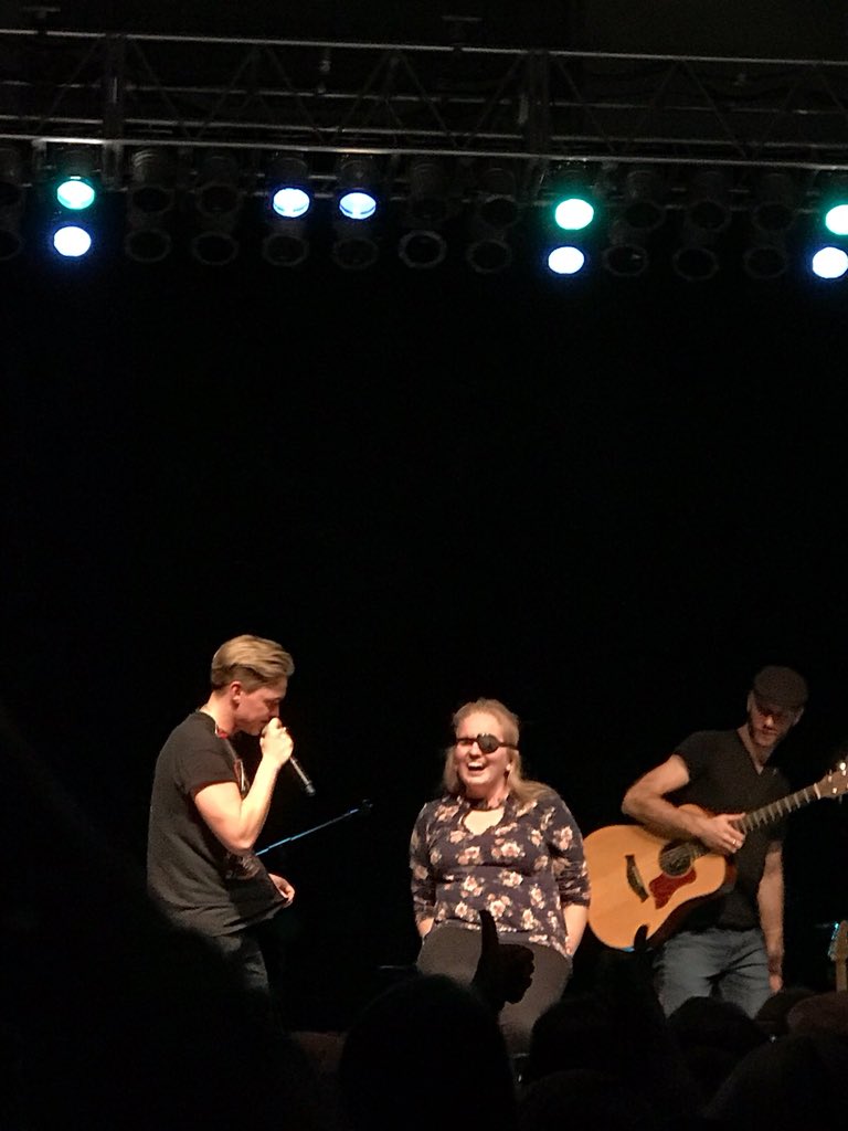 lannaraesparks's tweet photo. I JUST MET @JesseMcCartney AND IM CRYING STILL. THANK YOU FOR BRINGING ME UP ON STAGE. He thanked me for coming to the show when he hugged me and I still can’t believe that happened💓😭❤️ #JMACMU https://t.co/WfIKR94uz6