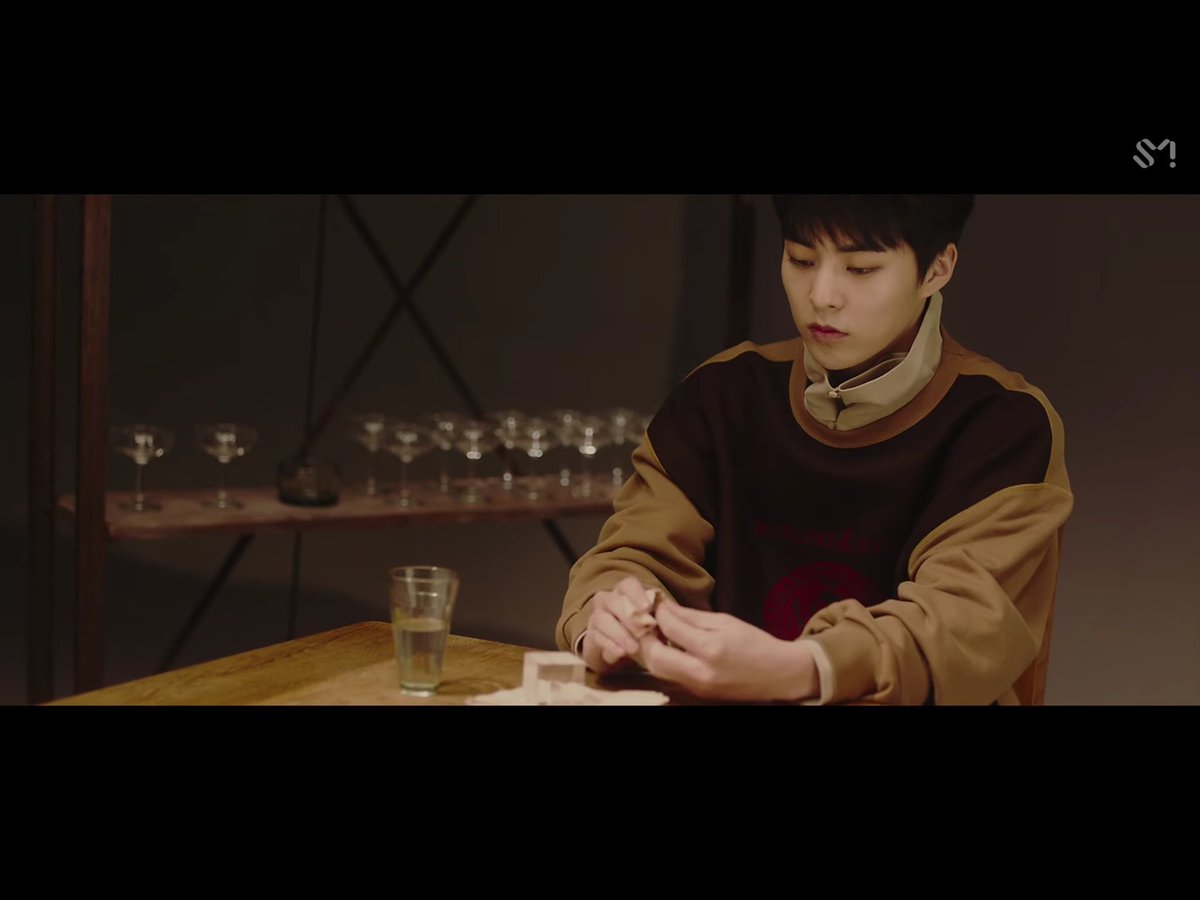 Thousandsofrea1's tweet photo. Ice #Power_Orbs why ?
#Pathcode glass froze after drinking it
#LuckyOne why make water instead of escaping
#Kokobop obvious...
#Universe notice the ice cube ?
Ice is made from water and #Xiumin needs water to activate his power #EXO https://t.co/8DAojN9PZb