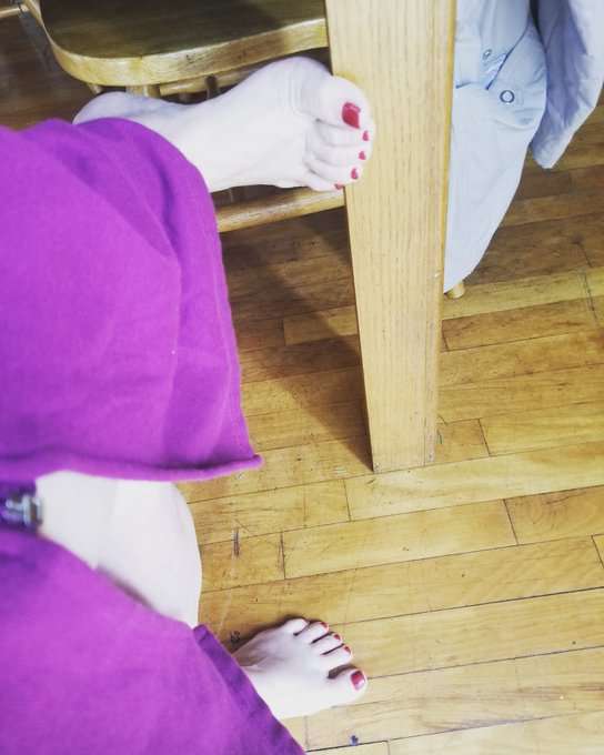 It's cold! At least my #toenails are pretty! #barefeet #toes #arches https://t.co/y1UTS8hGqt<a href="/tag/toenails"class="tags">#toenails</a><a href="/tag/barefeet"class="tags">#barefeet</a><a href="/tag/toes"class="tags"><span>#toes</span></a><a href="/tag/arches"class="tags"><span>#arches</span></a>