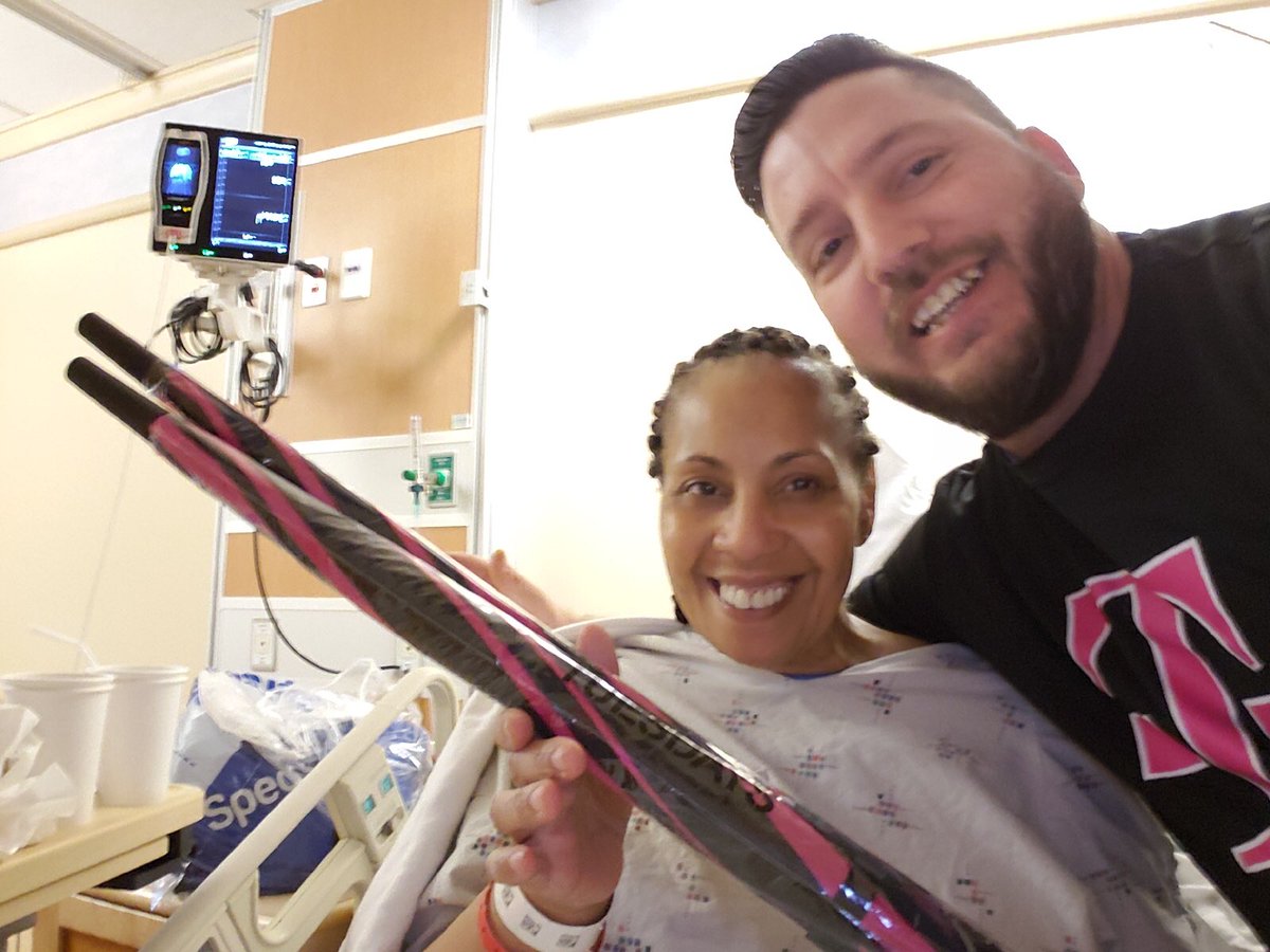 Z10eff's tweet photo. A customer called our Plumb Ln store in Reno to see if we could mail a @TMobile Tuesday umbrella to her home while recovering from a recent surgery. In true @WirelessVision fashion the store manager @WV_Triple_T hand delivered it instead!☂️👏🏼#CustomerObsessed #TMobileTuesdays https://t.co/2dKzMtViU2