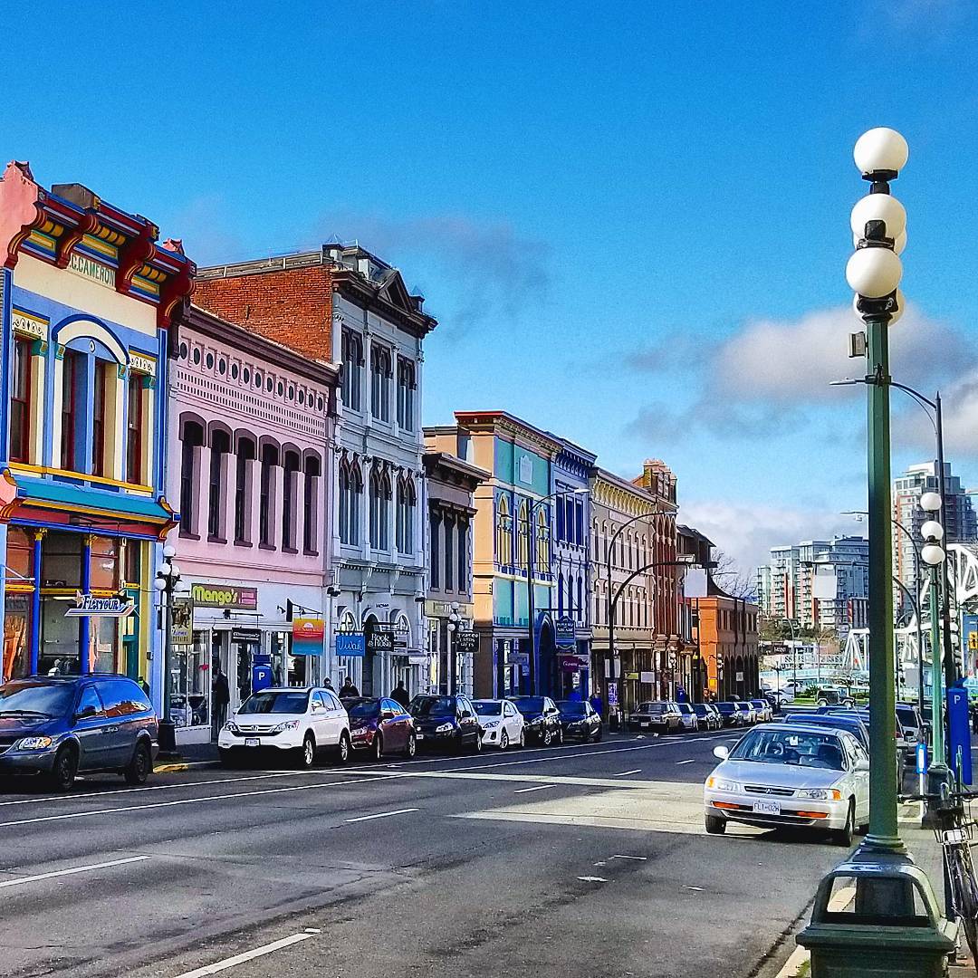 Victoria's iconic Lower Johnson Street is lined with Victorian-era storefronts that were once home to hotels and stores supporting the gold rushes of the 1800s. 📷: sarahseizetheworld via Instagram 📍: <a href="/victoriavisitor/">Destination Greater Victoria</a>  #ExploreBC #ExploreVictoria