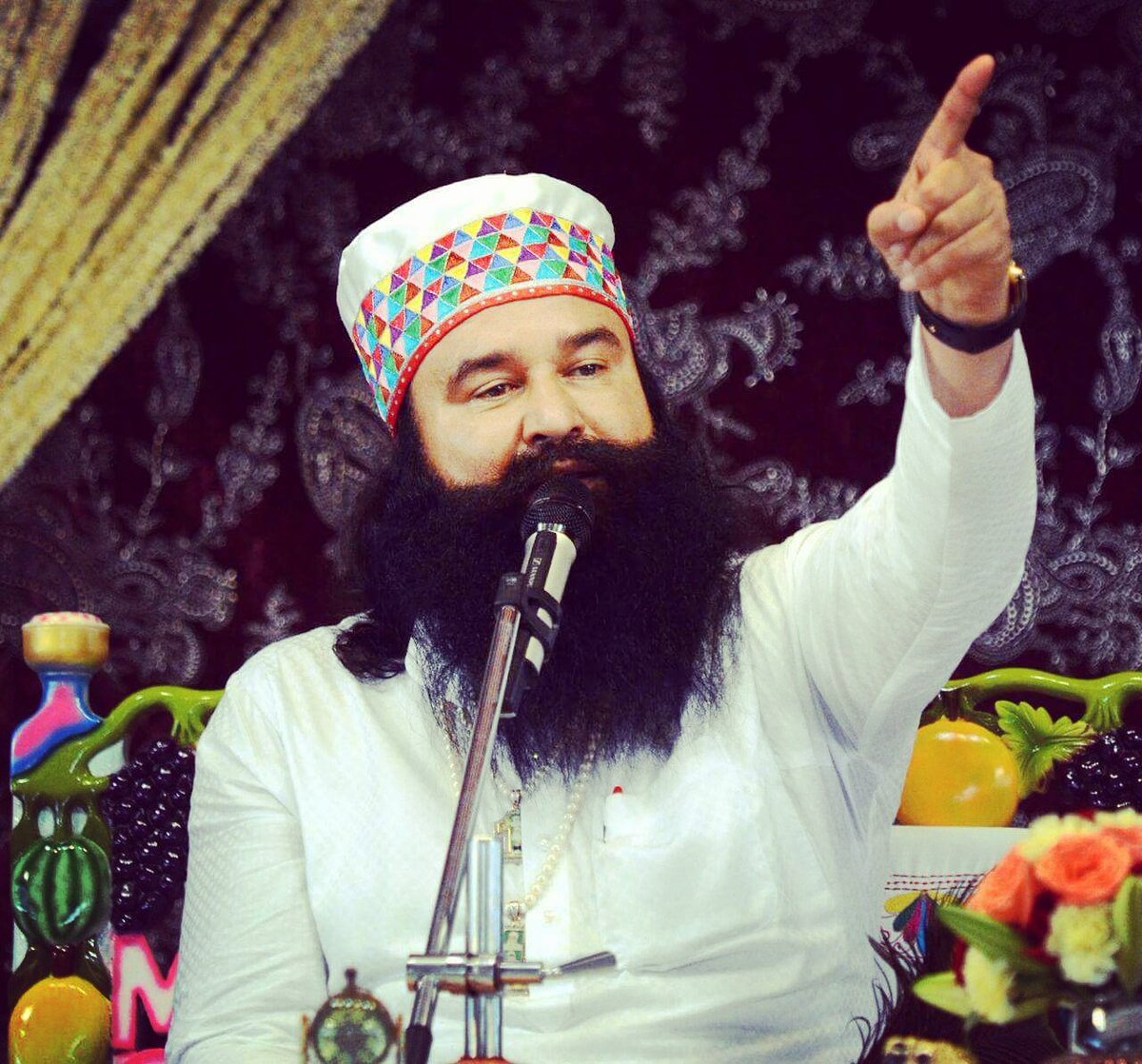 itsPrinceInsan's tweet photo. Humanity is not only to work for welfare of mankind only! We need to work for Animals and birds also! That's what @derasachasauda volunteers are doing! #जीवसुरक्षा 
#SaintMSG_Initiative45 https://t.co/PKRBiOE8Me
