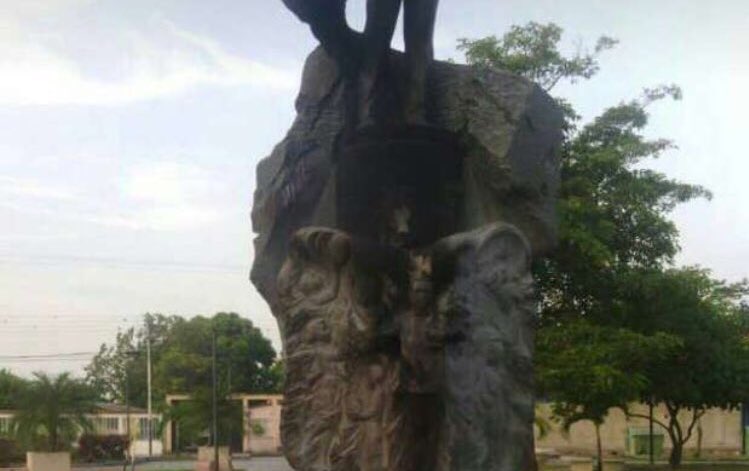 NMorenolibertad's tweet photo. Solo existe UN DIOS y es el DIOS DE ISRAEL, Jesucristo, nuestro Mesías.
Las deidades son solo BARRO, por eso quemaron la estatua de Hugo Chávez en su tierra natal, Sabaneta, Barinas https://t.co/H1AJ8DpAJL
