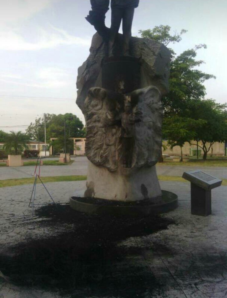NMorenolibertad's tweet photo. Solo existe UN DIOS y es el DIOS DE ISRAEL, Jesucristo, nuestro Mesías.
Las deidades son solo BARRO, por eso quemaron la estatua de Hugo Chávez en su tierra natal, Sabaneta, Barinas https://t.co/H1AJ8DpAJL