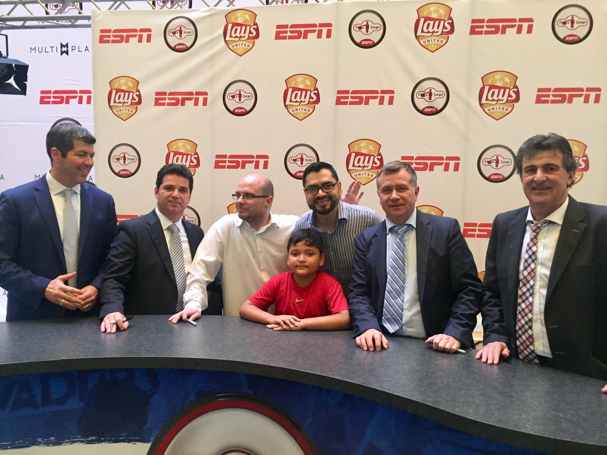 HerbertSRamirez's tweet photo. Conociendo a sus comentaristas deportivos favoritos. Gracias Fernando @Palomo_ESPN, gracias @ESPN_FDJ, de parte de mi Luis Fernando. #FDJENELSALVADOR https://t.co/Eh8wZx1G1M