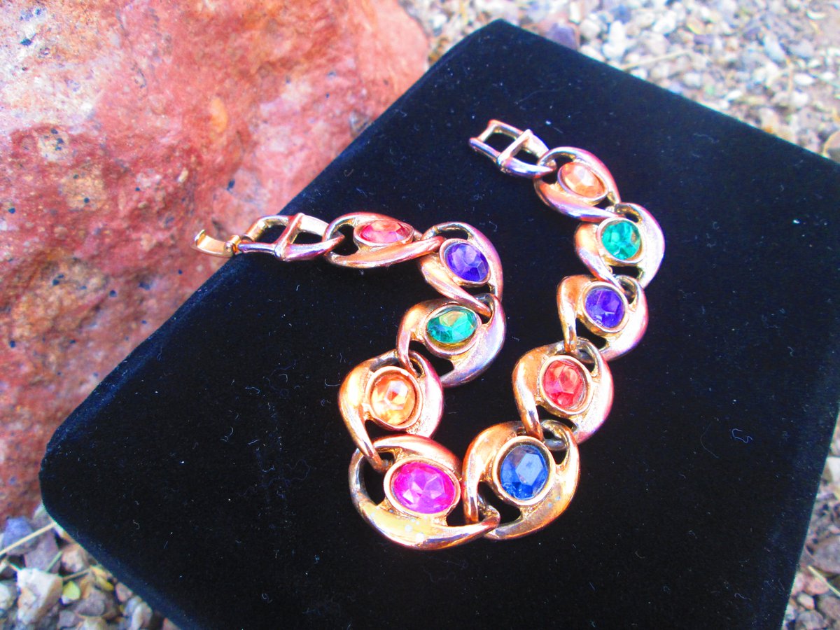 vintagebadtique's tweet photo. https://t.co/z458XEbH2U
#VintageBadtique #CopperLinkBracelet #CabachonBracelet #multicolorbracelet #GlassBracelet #SouthwesternBracelet #BangleBracelet #CopperBangleBracelet #GiftIdeaforHer #CincoDeMayo #GoldPlateBracelet #CopperGoldJewelry https://t.co/CG73slgbGz