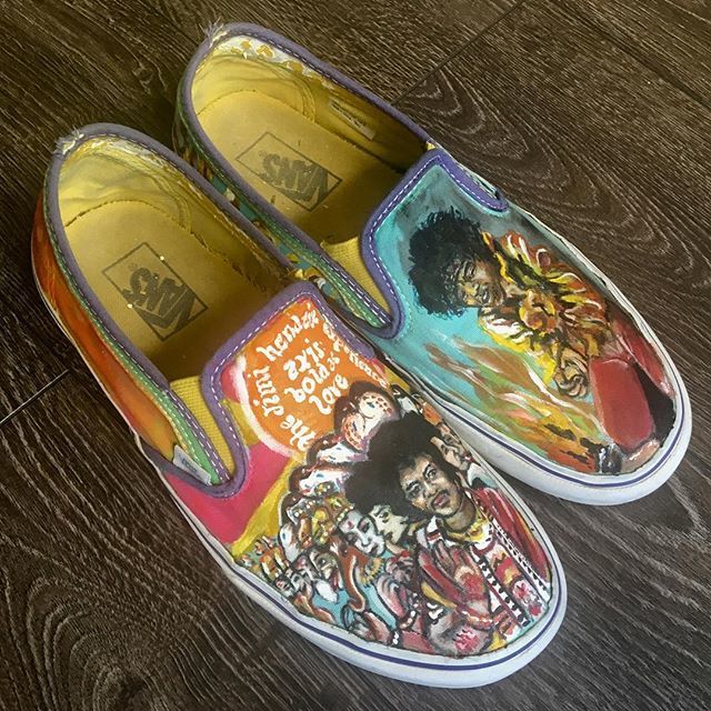 artnsolecustom's tweet photo. Jimi Hendrix #jimihendrix#axisboldoflove#hippie#handpaintedshoes#handpainted#woodstuck #hendrix https://t.co/GgHh5KOhBr https://t.co/THbPq3JzAd
