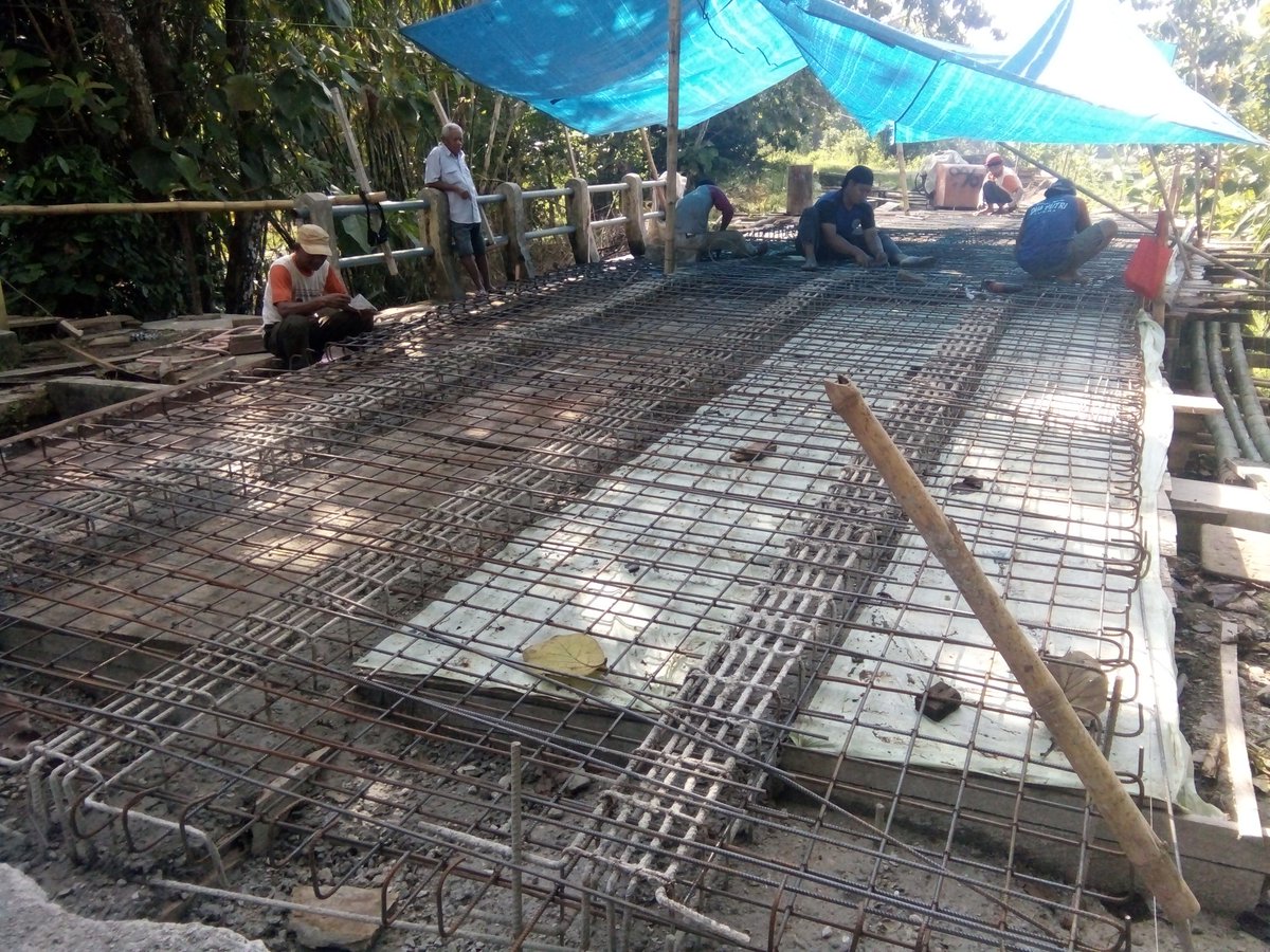 WahyuAjie07's tweet photo. mmbngn jembatan penghubung,sekaligus membuka akses ekonomi..krn sblmnya,jembatan.ini https://t.co/xrIu1yuXKf dilwti kndraan roda 4.. Donasi wrga pribadi..
Inilah bntuk kepedulian warga yg tdk lupa tanah kelahiranya..luar biasa
#manfaatDanaSwadaya
#karangsari sruweng kebumen https://t.co/vsT7xyRcEL