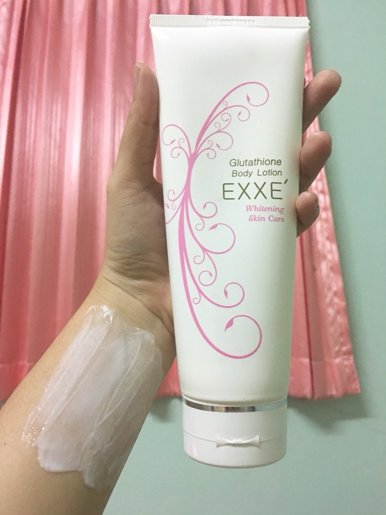 ReviewsBokTor's tweet photo. รีวิวใช้จริง ตัวนี้โคตรดี โลชั่นทาผิวที่มีส่วนผสมกลูต้าไธโอน ตัวขาวว่าดีแล้ว มีดีที่หอมอีกต่างหาก หอมมาก หอมติดตัวตลอดเวลา จนไม่ต้องฉีดน้ำหอมเลยอ่ะ ใช้มาหลายหลอดมาก หมดต้องไปซื้อมาอีก ยิ่งทากลางคืนนะ หอมนอนหลับสบาย ฟินมาก ไปลอง
#รีวิววัตสัน #ถูกและดีบอกต่อ #howtoperfect #ฉันจะขาว https://t.co/GvhuHgNqaj