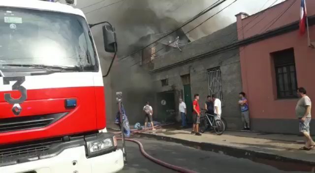 navrcos's tweet photo. 🔥FEATURED POST 🔥
@firefighter_in_action_ - #FIRE11 🔥ARCHIVO🔥
🔥Primeros instantes de incendio producido en las intersecciones de Muñoz Gamero con Inocencia(8/1/2018), trabajo en el lugar CB Conchali-Huechuraba🔥 ———————————————————————
🔥First inst… https://t.co/Xf5DSzhmVM https://t.co/XM4SCqK6wo