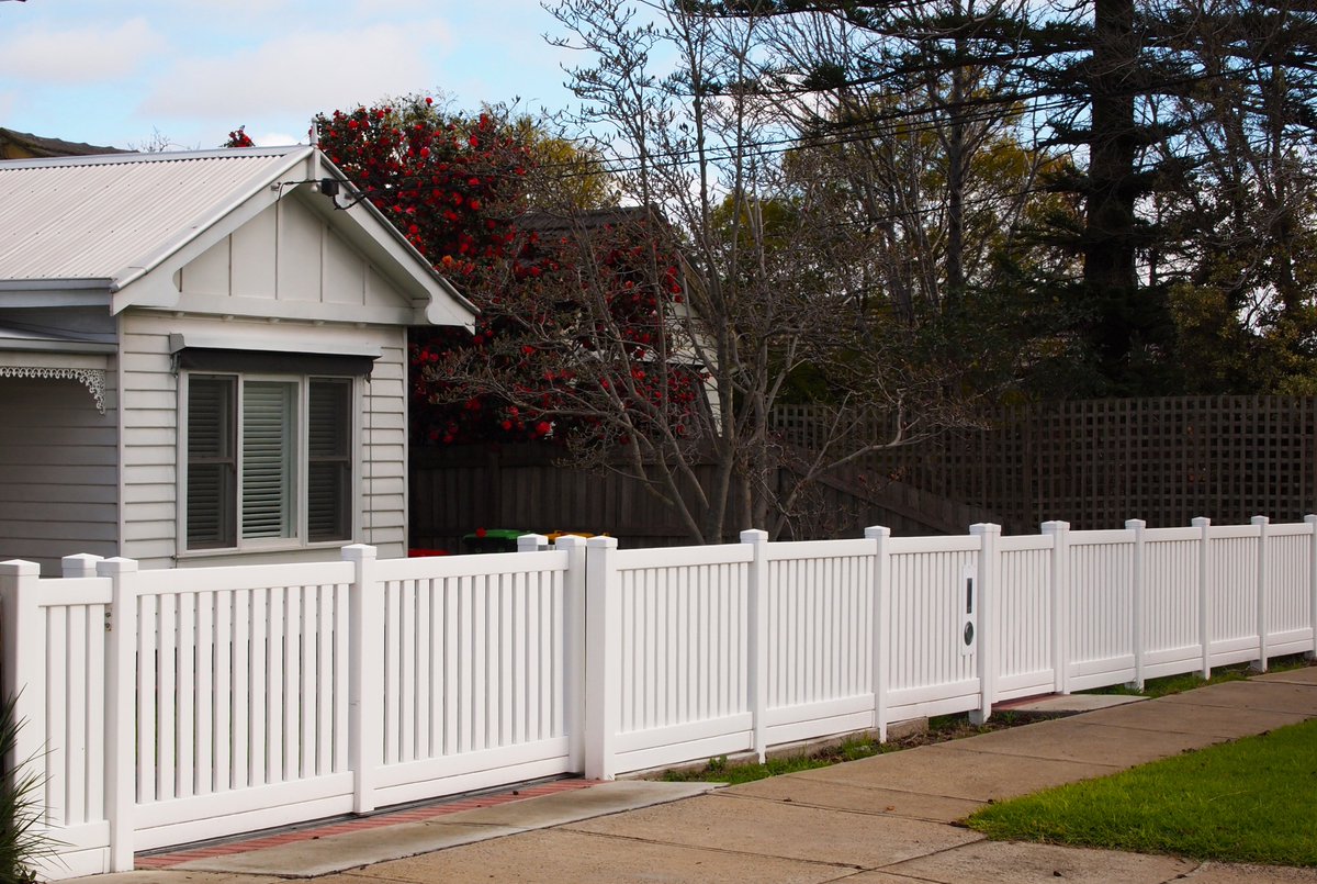 Polvin_Fencing's tweet photo. #FlashbackFriday to this lovely #whitepicketfence by Polvin Fencing! We make swing gates and sliding gates to match your fencing to ensure it is aesthetically pleasing! #picketfence #renovation #hamptons #classicstyle #australianmade https://t.co/3i8dWNIh8W