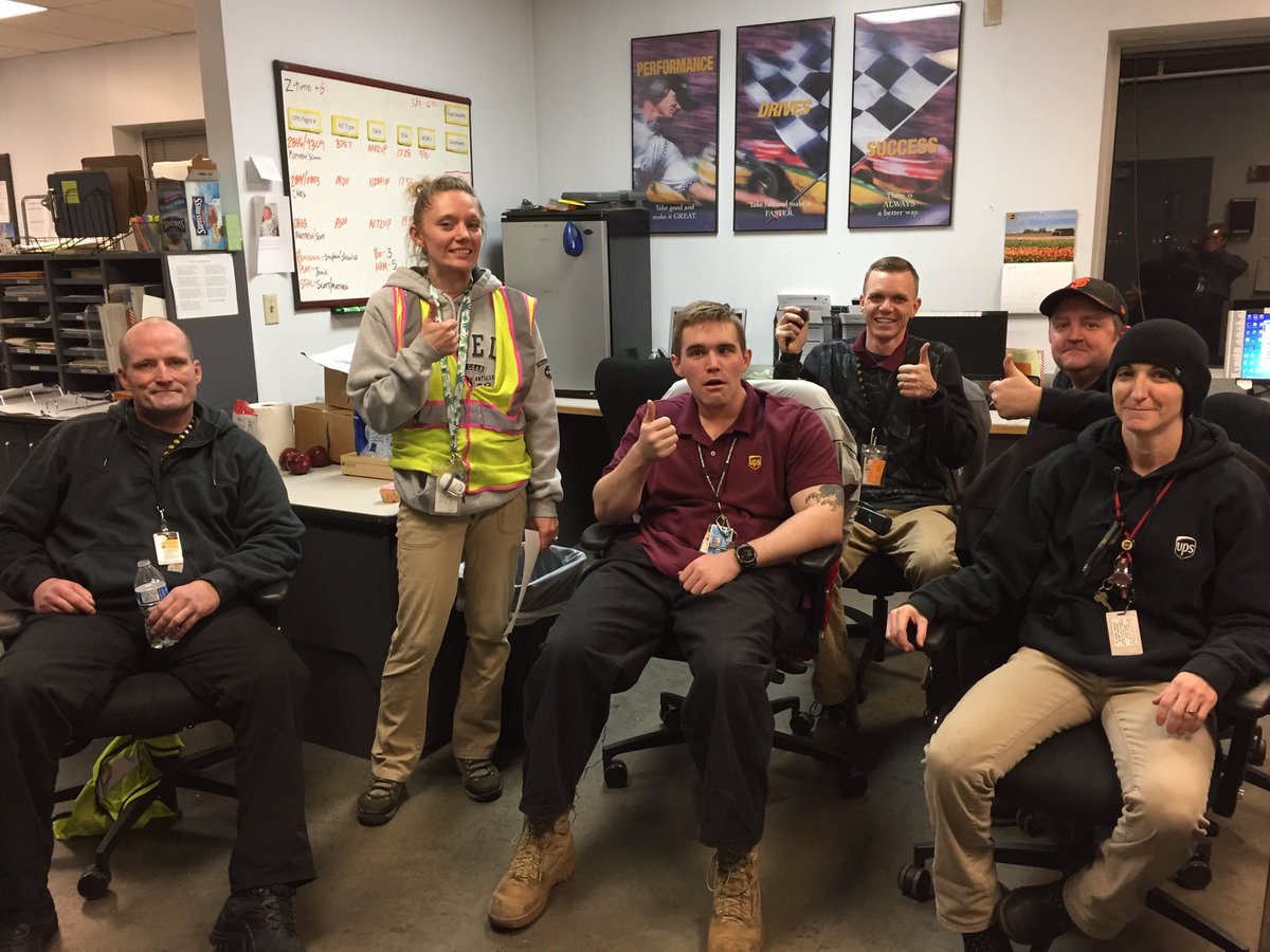 upsgatewayslc's tweet image. SLC Gateway sups still smiling after dealing with 30-50 mph winds! And all planes safely departed on time!! Thumbs up to a great team! #Caughtsafely @luke_brwnldr @CharlieBeswick @DesertMTUPSers