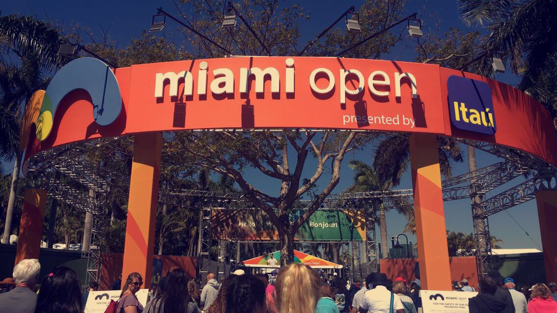 kzoowtennis's tweet image. Quick stop at the Miami Open before matches start for our hornets this weekend in Orlando Florida🖤🧡🎾🏝 #letsgonets