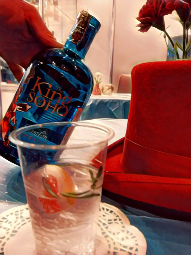 alexgrobson's tweet image. Gin &amp;amp; Tonic #sohostyle 
@METROCC_EXPO @TheKingofSoho