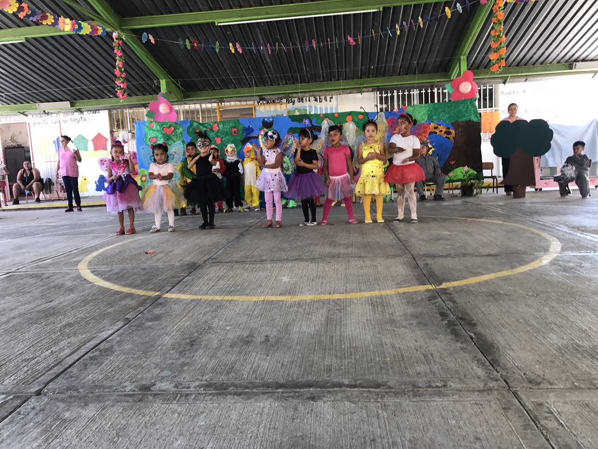 erika_fm16's tweet photo. #Z75 "Fomentando la lectura" acciones para la mejora de los aprendizajes de los alumnos del JN Roberto Mendiola Orta... Inauguración de la Biblioteca Móvil CEPS en acción!!! https://t.co/u7m1TMI11I