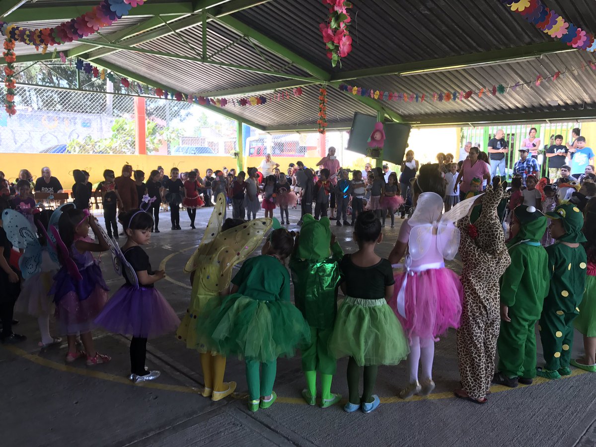 erika_fm16's tweet photo. #Z75 "Fomentando la lectura" acciones para la mejora de los aprendizajes de los alumnos del JN Roberto Mendiola Orta... Inauguración de la Biblioteca Móvil CEPS en acción!!! https://t.co/u7m1TMI11I