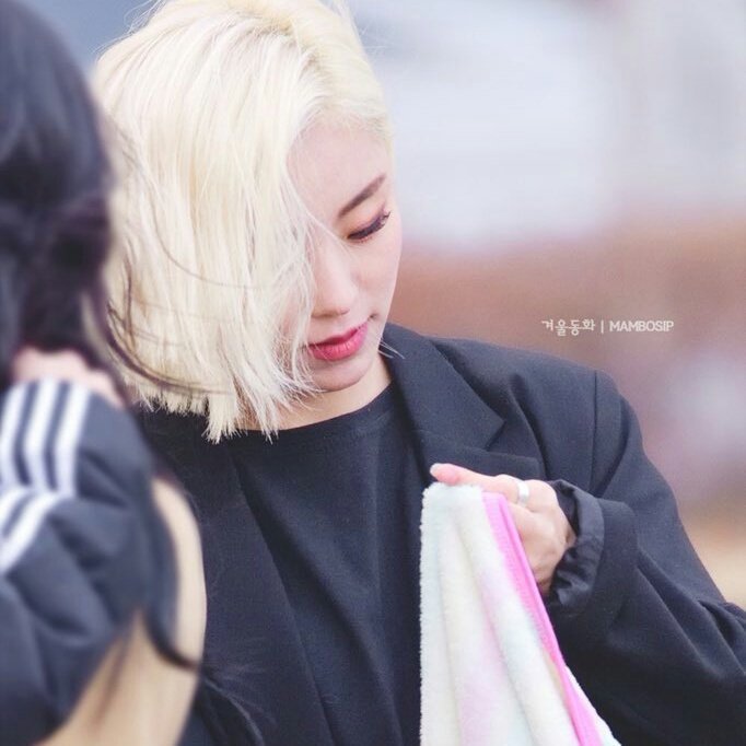JisJ_ss's tweet photo. ลุคส์นี้.... พี่ไม่ไหว
*ขอยาดม #มามามู #mamamoo #StarryNight7thWin https://t.co/X50ZvBuGxe