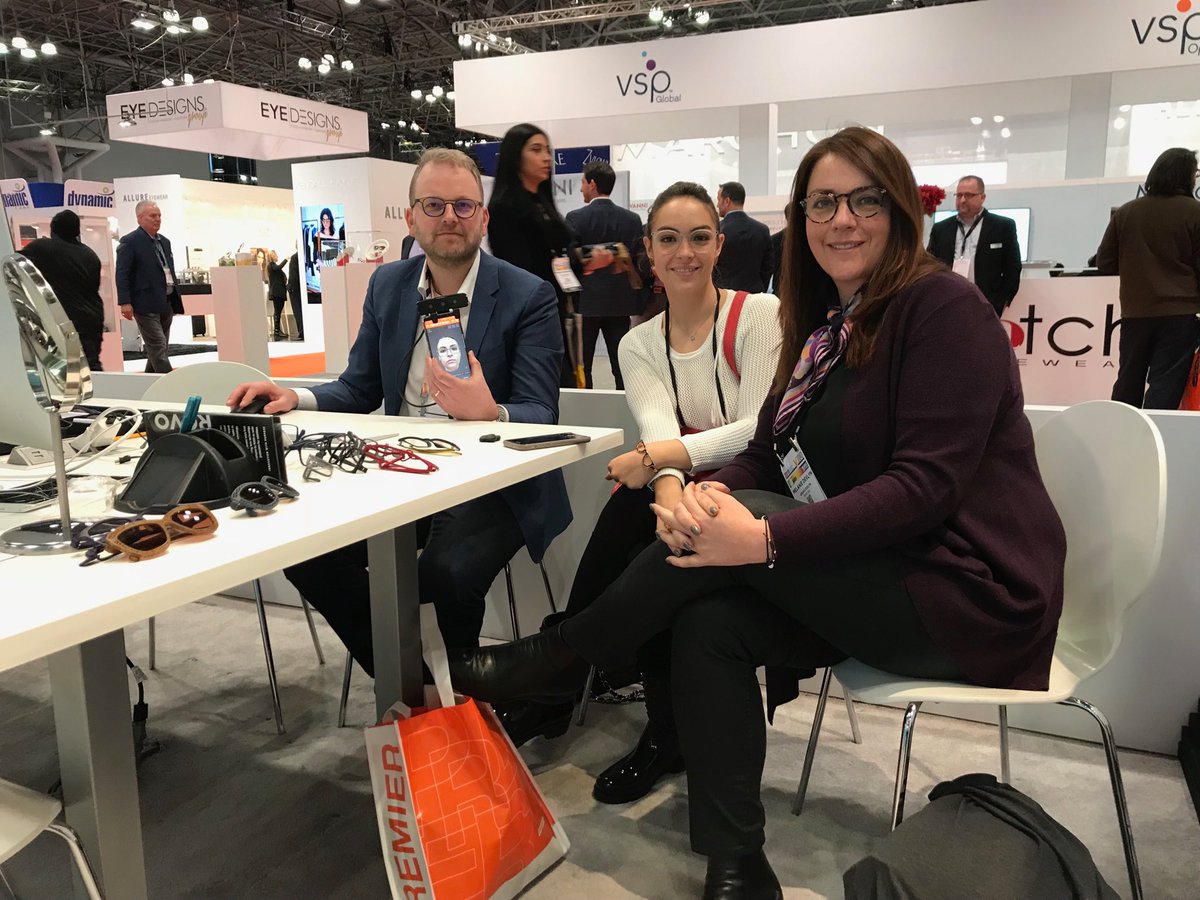 OpticalBuddy's tweet image. #VisionExpo I had the pleasure of meeting Melanie &amp;amp; Alexia Devlyn of #Mexico. Melanie heads a multi generational family retail eyecare company. It was fun to meet her, since I had dinner with her dad 25 years ago 👍👍That’s Marc Notenboom of #TechPrint with a scanner demo