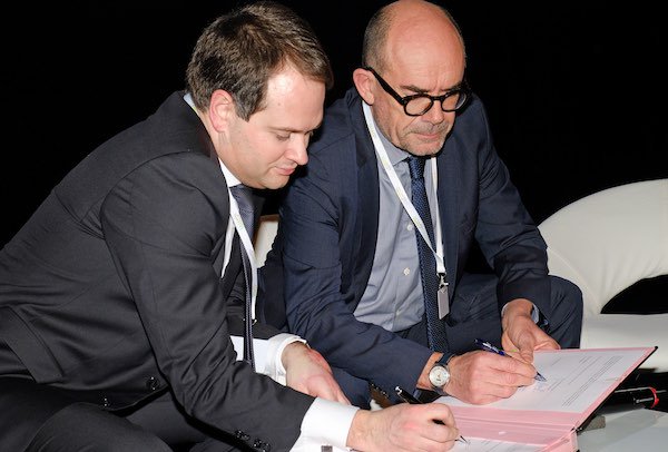 Signature d’une convention entre Réseau Canopé et l’AFINEF à l’occasion du salon <a href="/EduSpotFrance/">EduSpotFrance</a> <a href="/reseau_canope/">Réseau Canopé</a> <a href="/AFINEF/">AFINEF</a> ludovia.com/2018/03/signat…