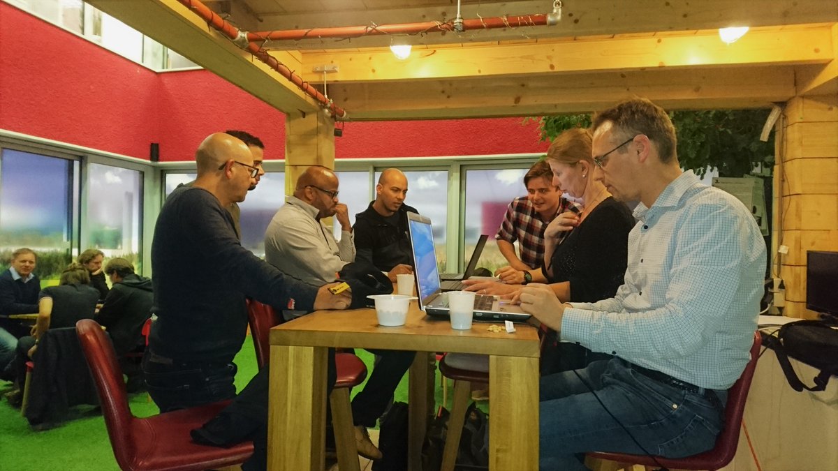 BlockchainTech2's tweet image. Op 4 april samen met @gem_groningen organiseren wij in aanloop naar de #blockchain #hackathon op 5,6,7,8 april een informatieavond voor mensen die weinig tot niks over blockchain weten. Geinteresseerd? Aanmelden kan via deze link: goo.gl/sWd9qS @CityofTalent