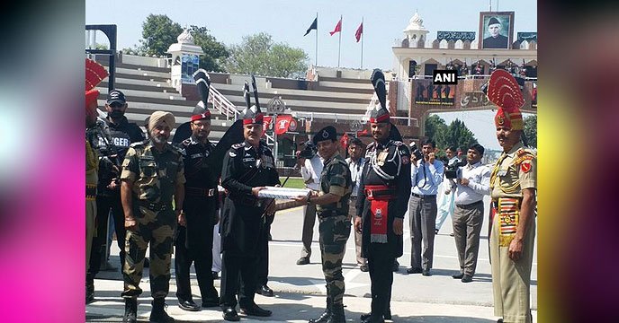 kolkata24x7eng's tweet image. India, Pak Armies Exchange Sweets On Pak Day
english.kolkata24x7.com/india-pak-armi… #ExchangeSweets #Indiapak #PakDay