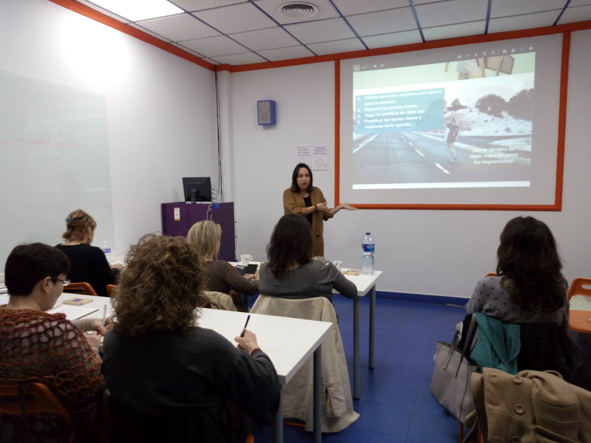 SolerAna's tweet image. Disfrutando mucho del super taller de #productividadpersonal de la gran @Irene_Milian en el evento #bedona18 de @HuiWork. Un luhazo!!