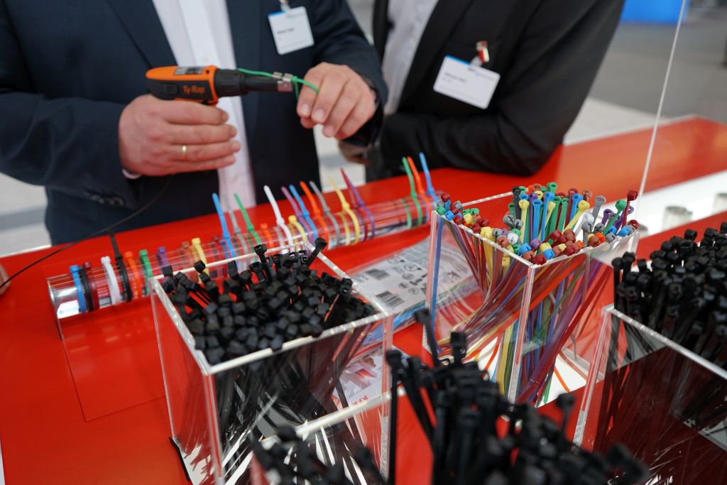 abbdeutschland's tweet photo. Unser Kabelbinder #TyRap, der dieses Jahr seinen 60. Geburtstag feiert, ist auch auf der #LB18 vertreten. Kommt in Halle 8 vorbei und probiert ihn selbst aus! https://t.co/uxKDVOe4aD #ABB #Kabelmanagement https://t.co/Hl1ZkPIyW0
