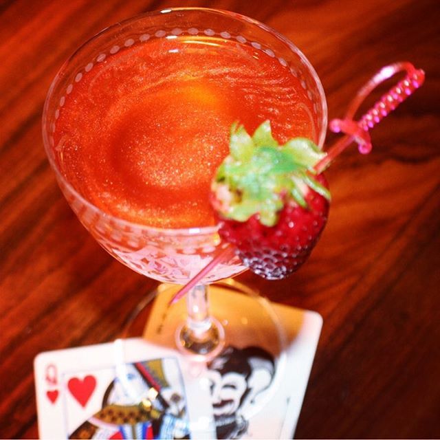 ClockBarSF's tweet image. Heads will roll! TIME STANDS STILL coming soon!
*
*
*
*
*
#offwiththeirheads #aliceinwonderland #timestandsstill #lewiscarroll #drinksfordrinkers #meetmeattheclock @bengetsitdone @mikevegassf @westinstfr ift.tt/2ILUflh