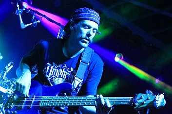 ProgFish74's tweet photo. Prog bassist of the day... Ryan Stasik of #Umphrey'sMcGee. Let the groove jam on #progrock #bassist #jamband #SimilarSkin #jazzfunkfusion #progbassist @SonicTapestry https://t.co/FTUWPsufXY