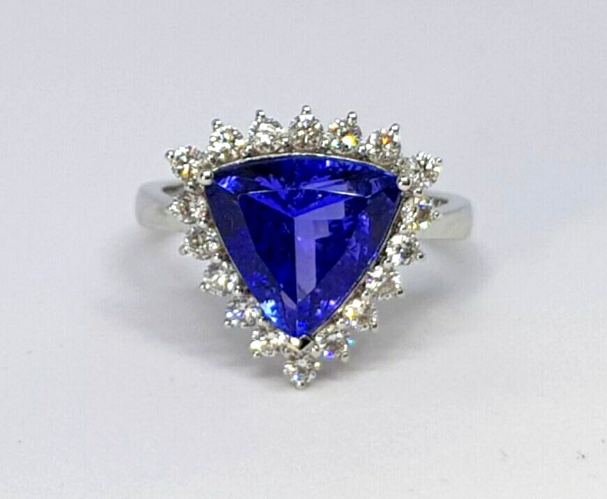 Knightsfine_'s tweet photo. This tanzanite and diamond cluster ring brings quality and fashion together in style. Absolutely stunning... we invite you to come and try it on to appreciate its size and prescence. #Tanzanite #Diamond #Ring #Quality #JewelleryQuarter #StratfordUponAvon #KnightsFineJewellery https://t.co/gadahsotbc