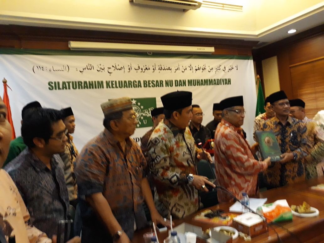 Silaturrahim Keluarga Besar NU dan Muhammadiyah.. Memasuki tahun 2018 kita akan memasuki tahun yang disebut tahun politik. Jadikan perbedaan dalam pilihan politik sebagai rahmat. Insya Allah Indonesia tidak akan bubar di tahun 2030 wa abadan .. #KHAERUL_A6