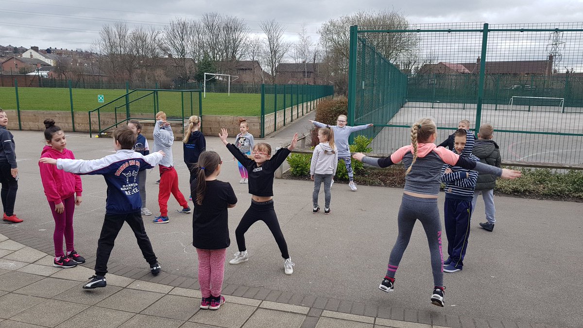 OPA_Darfield's tweet photo. Sport Relief challenges are underway! All children are putting in maximum effort in their attempt to help #TeamFozzard or #TeamBullingham to victory! Here we have @OPAD_Y3 and @OPAD_Y5 completing the Star Jump Challenge! #SportRelief #OPADPE https://t.co/wlP0vdxQhx