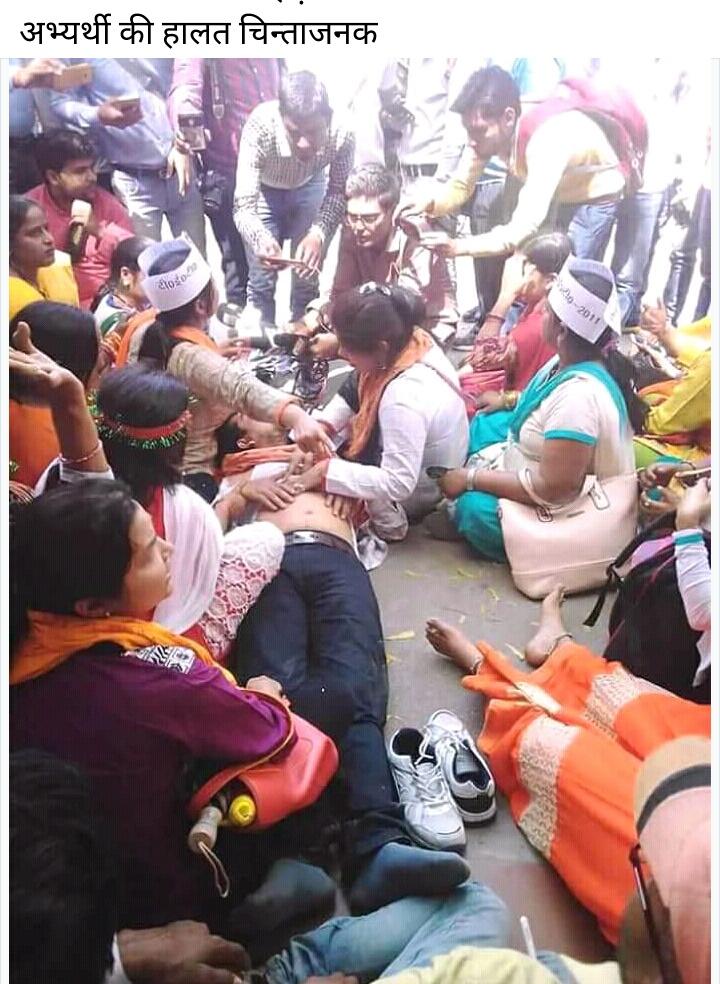 smriti1587's tweet photo. आखिर योग्यता के साथ ऐसी बर्बरता क्यों?मा0 सुप्रीमकोर्टकेआदेशकापालनकरिए
#bedtetpass2011 
@ravishndtv @manakgupta @Aamitabh2 @myogiadityanath https://t.co/dTjW1rVD11