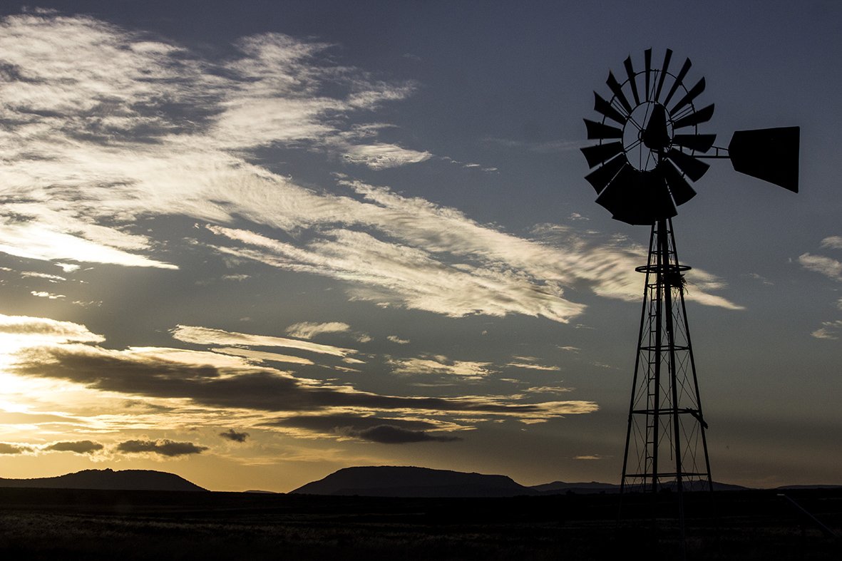 Sunsets in the Karoo are incredible to witness and you will undoubtedly be enchanted by them every evening on our Tours! #karoofoodtours #karooheartland #windpomp
_