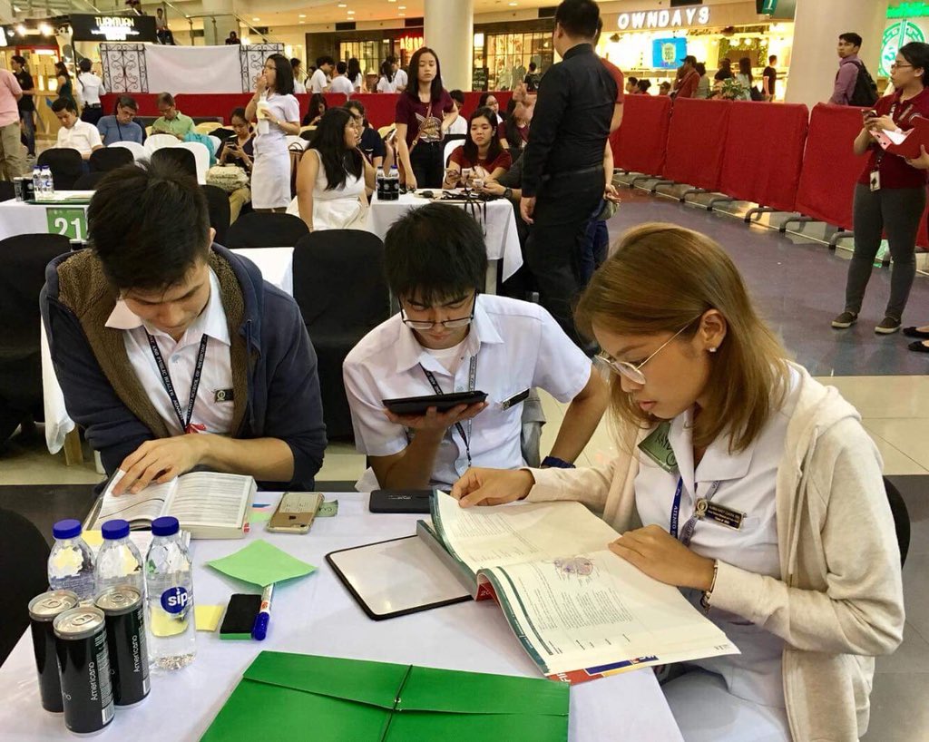 SCOPEASMPH's tweet photo. HAPPENING NOW: Brainstorm 2018, organized by Mu Sigma Phi Fraternity & Mu Sigma Phi Sorority.
Representing ASMPH are Chelsea Paris, Jabie Antonio, Keith Serrano (Team A); and Clinton Tang, Michael Agoncillo, Kaye Cuadra (Team B).
Let’s go, #TeamASMPH!
Photos by Nicko Olermo https://t.co/ChDCrOTptz