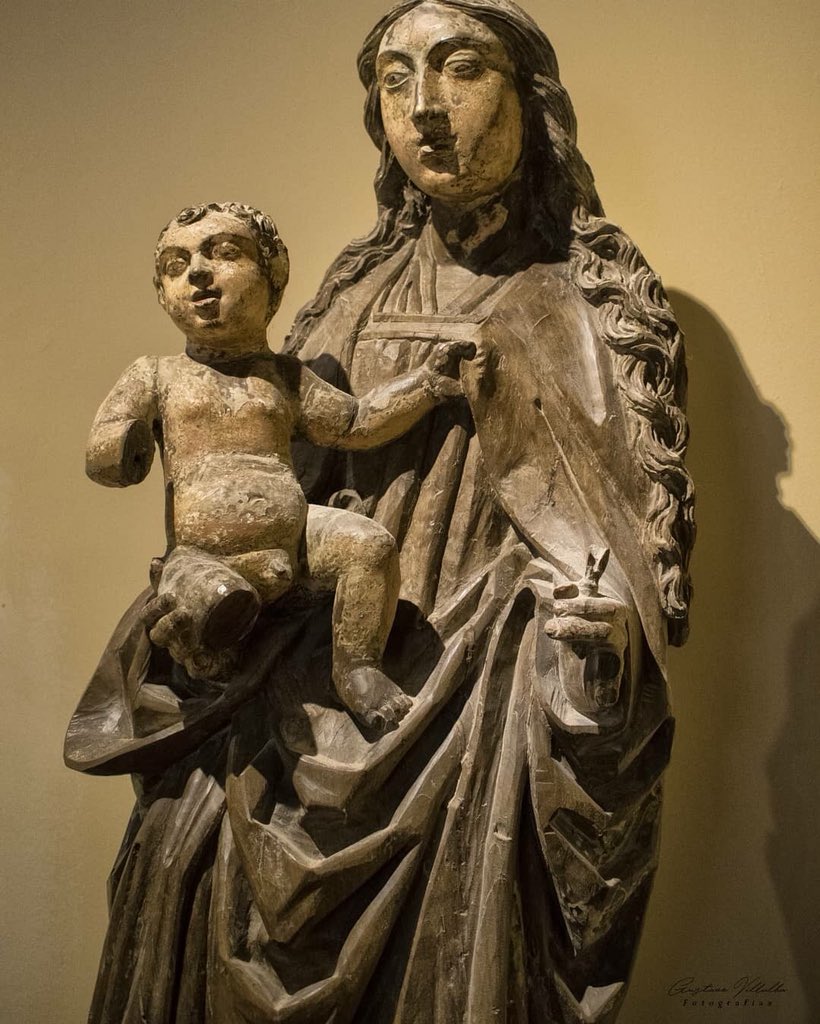 Virgen con niño, talla anónima de nogal. Período gótico. Procedente de la Catedral de Cuenca.
.
.
Virgin with child, anonymous carving of walnut. Gothic period. From the Cathedral of Cuenca.