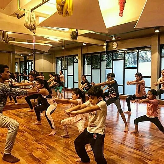 Studio23Mumbai's tweet photo. When your little army is warming up and getting ready to flyhigh with @flyhighaerialart at @studio23muumbai #Aerialsilk #aerialwear #aerialist #workout #fitness #yoga #flexibility #gymnastics #training #flexible #warmup #goodwarmup #squat #cardio #bootcamp #kids #kiddiegram https://t.co/J3ELS4osRU