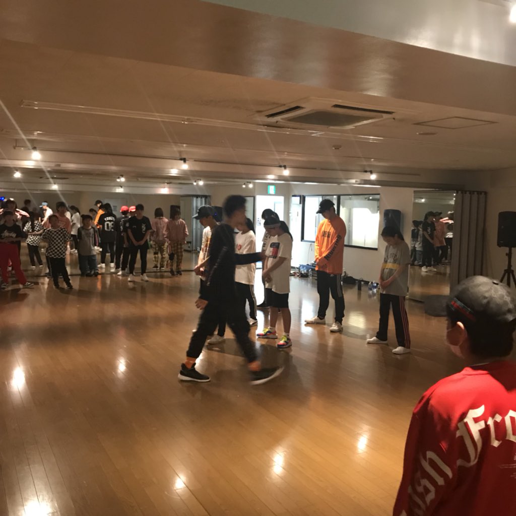 ともやです！
今日は最後のKIGHT&amp;TOMOYAナンバー練！
本番までの時間が少ないからみんな集中して練習に取り組んでいます！
本番が楽しみです(°▽°)

#名古屋BRAVES
#3/25
#赤色を身につけて
#応援📣