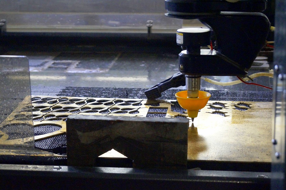 WJAcademy's tweet photo. #OMAX #Intelli – #MAX #Layout oraz Intelli – MAX Make. Uczniowie biorący udział w projekcie #WaterJet Academy doskonale znają zasady działania tego programu. To właśnie za jego pomocą stworzyli oni na zajęciach projekty statuetek na potrzeby konkursu mechatronicznego. https://t.co/25mlylJrdH