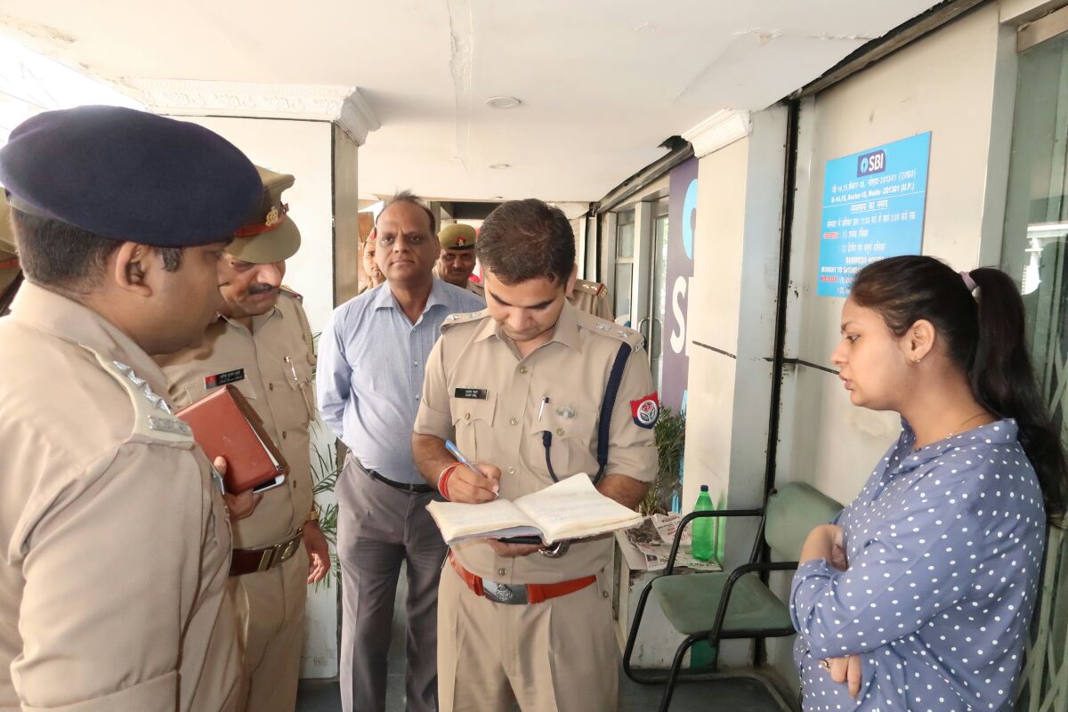 noidapolice's tweet photo. वरिष्ठ पुलिस अधीक्षक #NoidaPolice @ajay85ldh द्वारा सेक्टर 18 नोएडा स्थित बैंकों का भ्रमण कर बैंकों के अला���्म को बजवाकर चेक किया, सीसीटीवी कैमरों का निरीक्षण किया तथा बैंकों की सुरक्षा व्यवस्था सुनिश्चित किए जाने के आवश्यक दिशा निर्देश दिए! @Uppolice @dgpup https://t.co/6cxyTH5elu