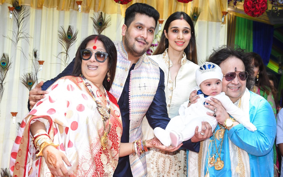 UrbanAsian's tweet image. #BappiLahiri &amp;amp; #ChitraniLahiri Hosted The Rice Ceremony Annaprasanna For Their Grandson #Krishh

urbanasian.com/entertainment/…