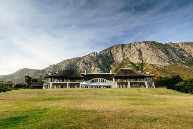 thethatchhouse's tweet photo. Stay for 3 nights and only pay for 2 in this luxurious venue. 
#thethatchhouse
#discoveroverberg #holiday #vacation #hermanus #hotel #specialoffer #southafrica #perfection #luxurious #heaven 
https://t.co/s4MOF96VGT https://t.co/eiYuuGZjm4 https://t.co/VngHOyy6Ji