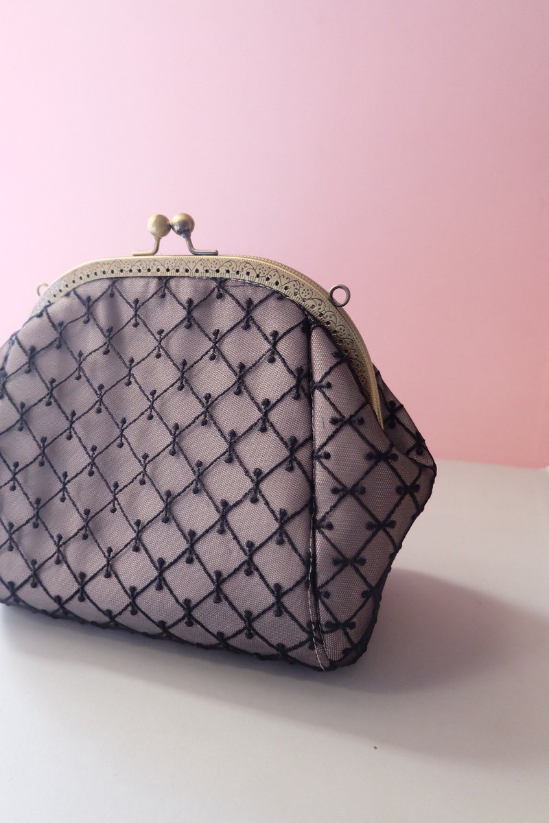 FRAME BAG LILA by CISS BY HAMIDIYA
IDR 300K

Size Besar : 21x18x11 cm
Material : satin bridal - tulle nett - furing satin bridal 
(lap.tas spon/tebal) . Dilengkapi rantai 

WA : 081325015950
Jl. Kedungmundu Raya no.36B Semarang
IG : <a href="/meilleuramiid/">Meilleur Ami</a>
meilleurami.net